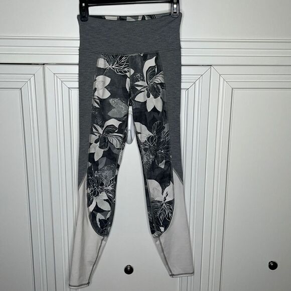 Athleta Chaturanga Tropical Flow Leggings Size XS - Picture 1 of 5